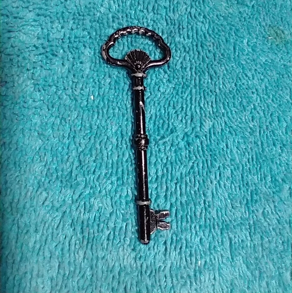 Vintage Style Black Key Pendant Worn Antique - Picture 3 of 3